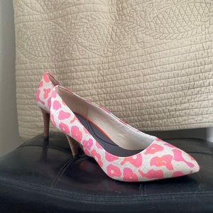 Rockport Women's Total Motion Pointy Toe Pump Pink Leo Canvas Shoes Size: 9